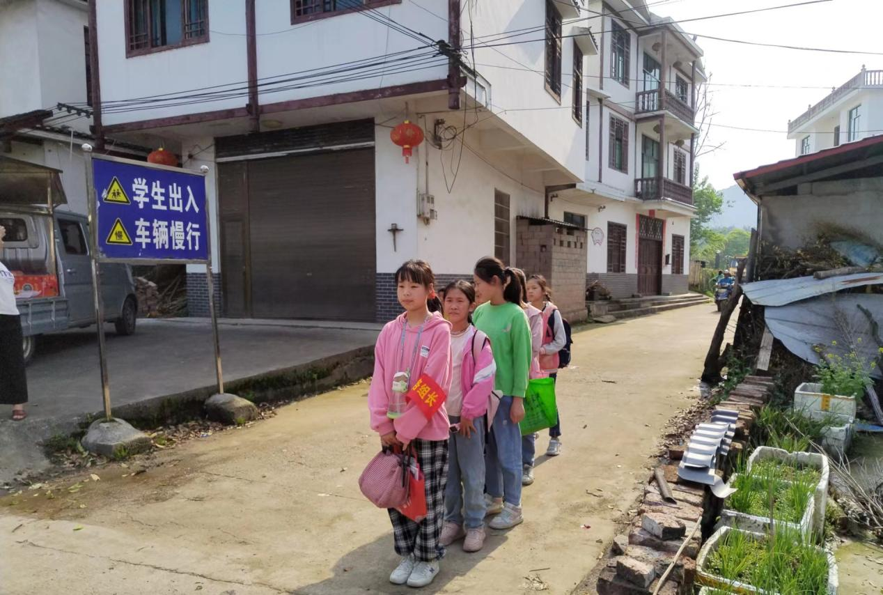 新宁县窑市中心小学积极开展“路组长制”工作