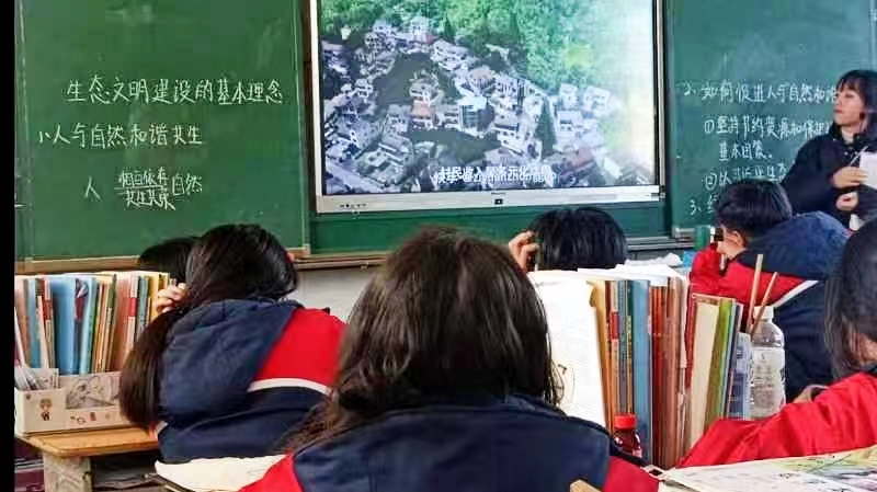 以“三爱、三带、三课堂”， 促“楚怡”思政创新团队课堂建设