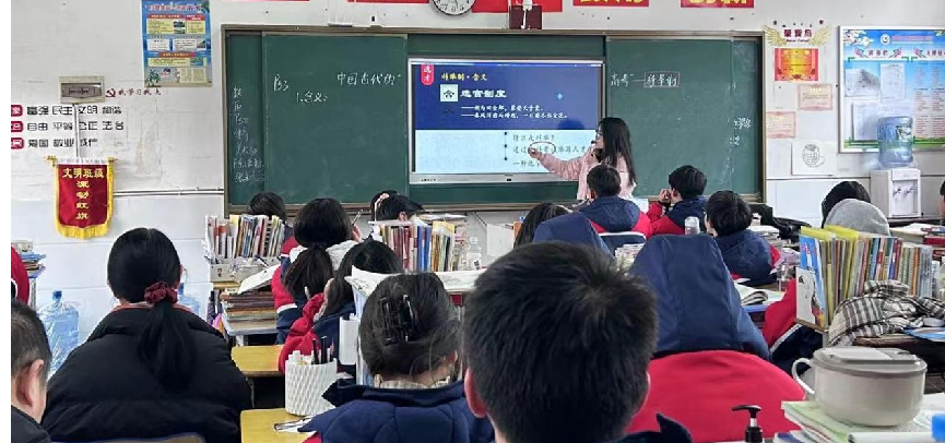 以“三爱、三带、三课堂”， 促“楚怡”思政创新团队课堂建设