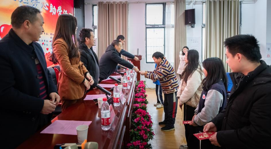 情暖寒冬，筑梦助学