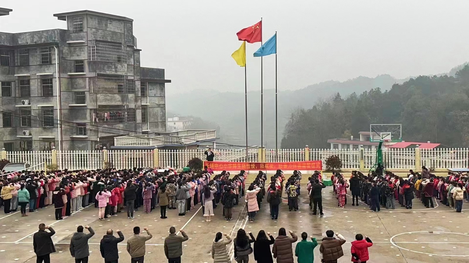 三阁司镇长铺中心小学举行防性侵，防欺凌，防暴力伤害的宣誓