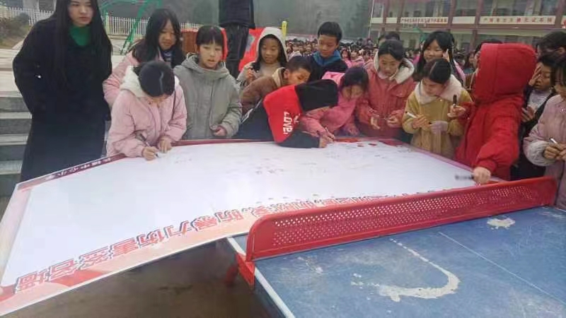 三阁司镇长铺中心小学举行防性侵,防欺凌,防暴力伤害的宣誓