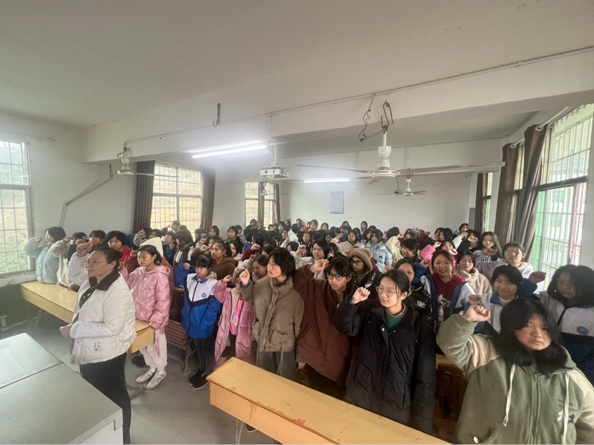霞塘云中学开展“利剑护蕾，雷霆行动”宣传教育工作