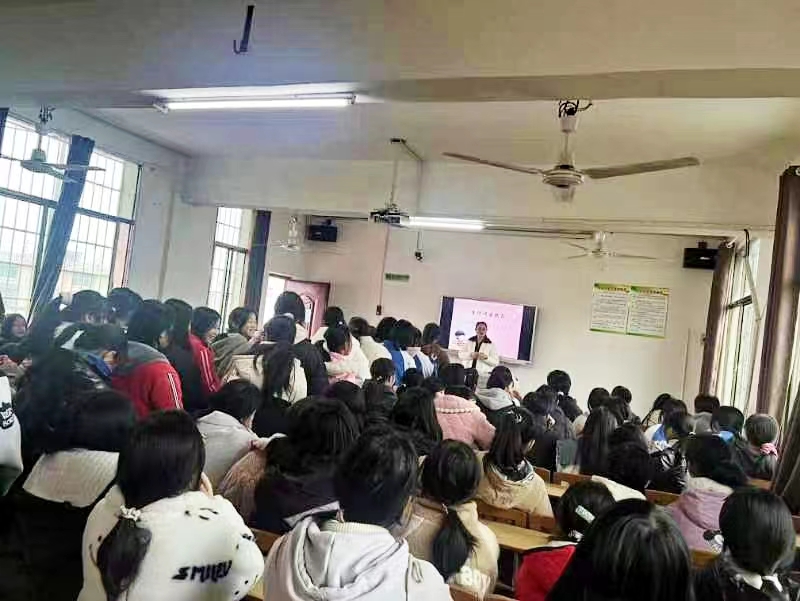 霞塘云中学开展“利剑护蕾，雷霆行动”宣传教育工作