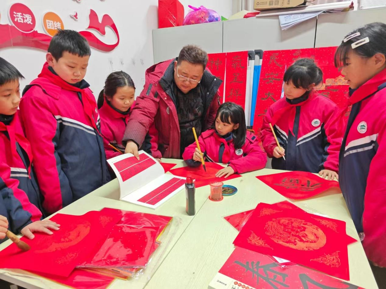 传统文化进校园，少先队员赠春联
