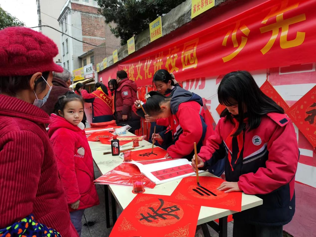 传统文化进校园，少先队员赠春联