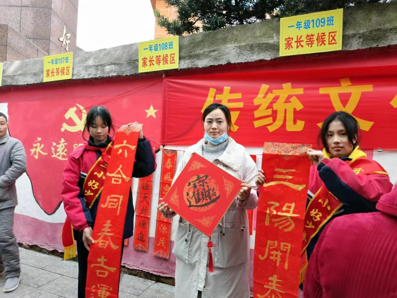 传统文化进校园，少先队员赠春联