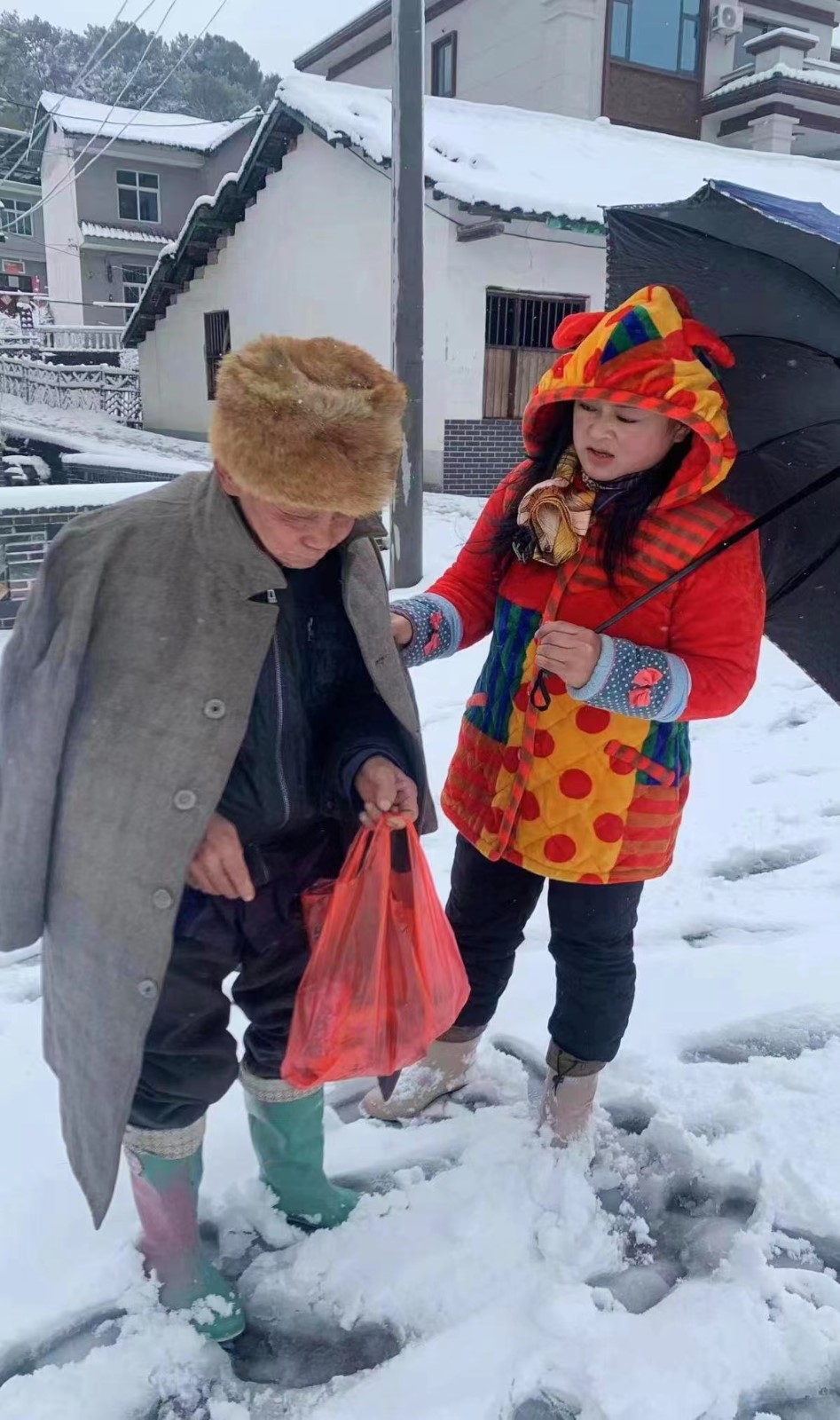 新宁县崀山镇：党员干部齐发力 铲雪除冰保安全