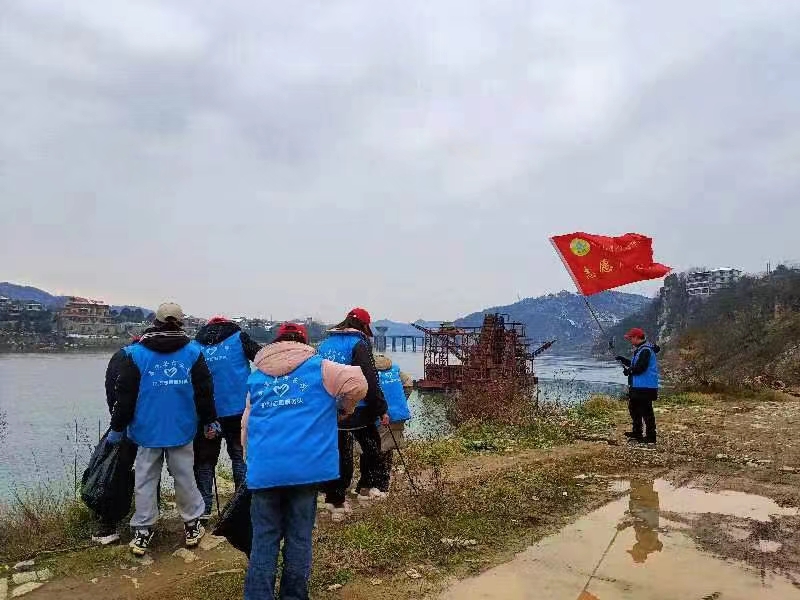 辰溪大学生齐聚沅江河，争当河小青