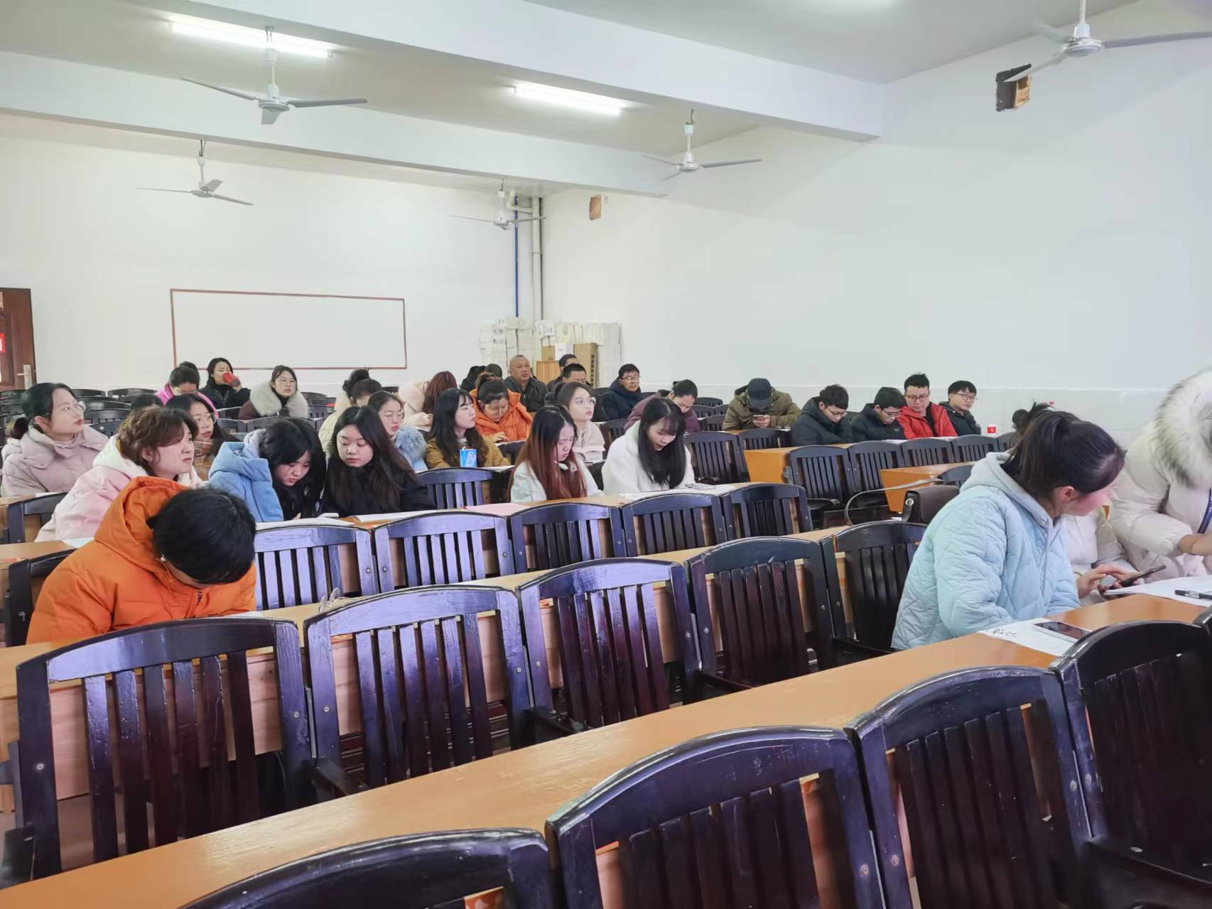 金石镇白沙中学召开“利剑护蕾 雷霆行动”专项工作落实会