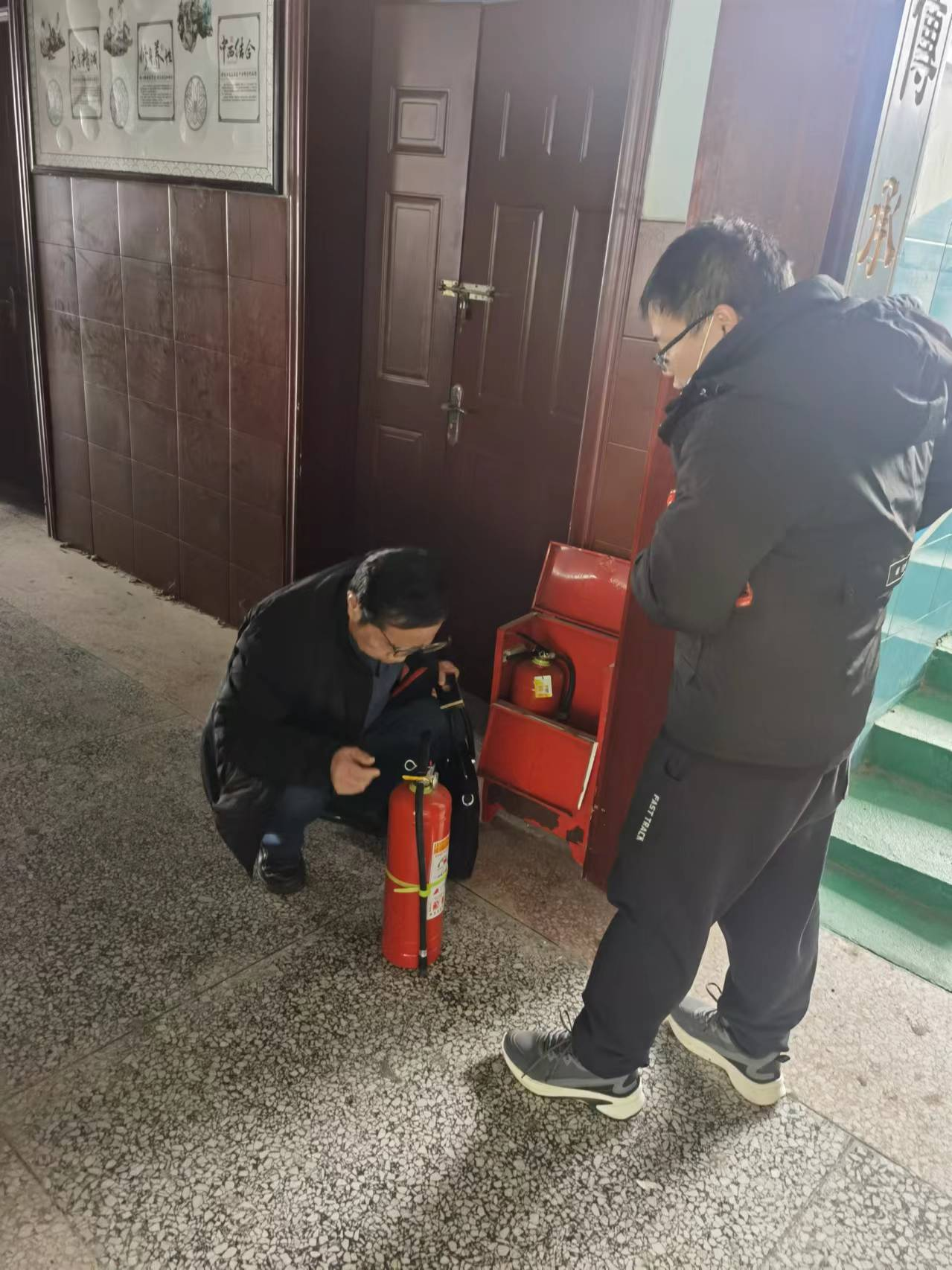 辰溪县卫健局领导督查乡镇医疗机构消防安全工作