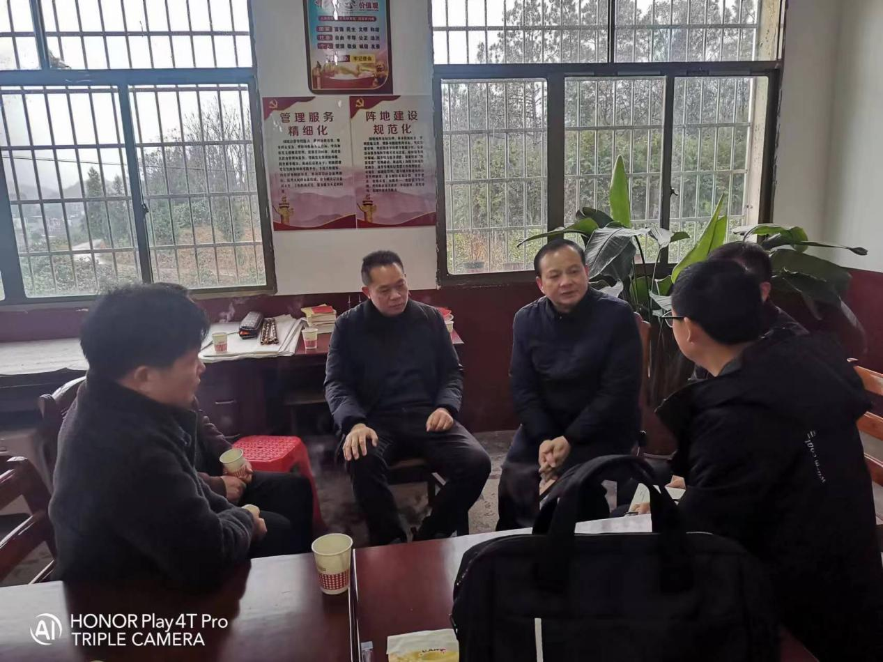 新宁县人民政府副县长唐基俊带队到万塘乡中心学校 慰问困难教师