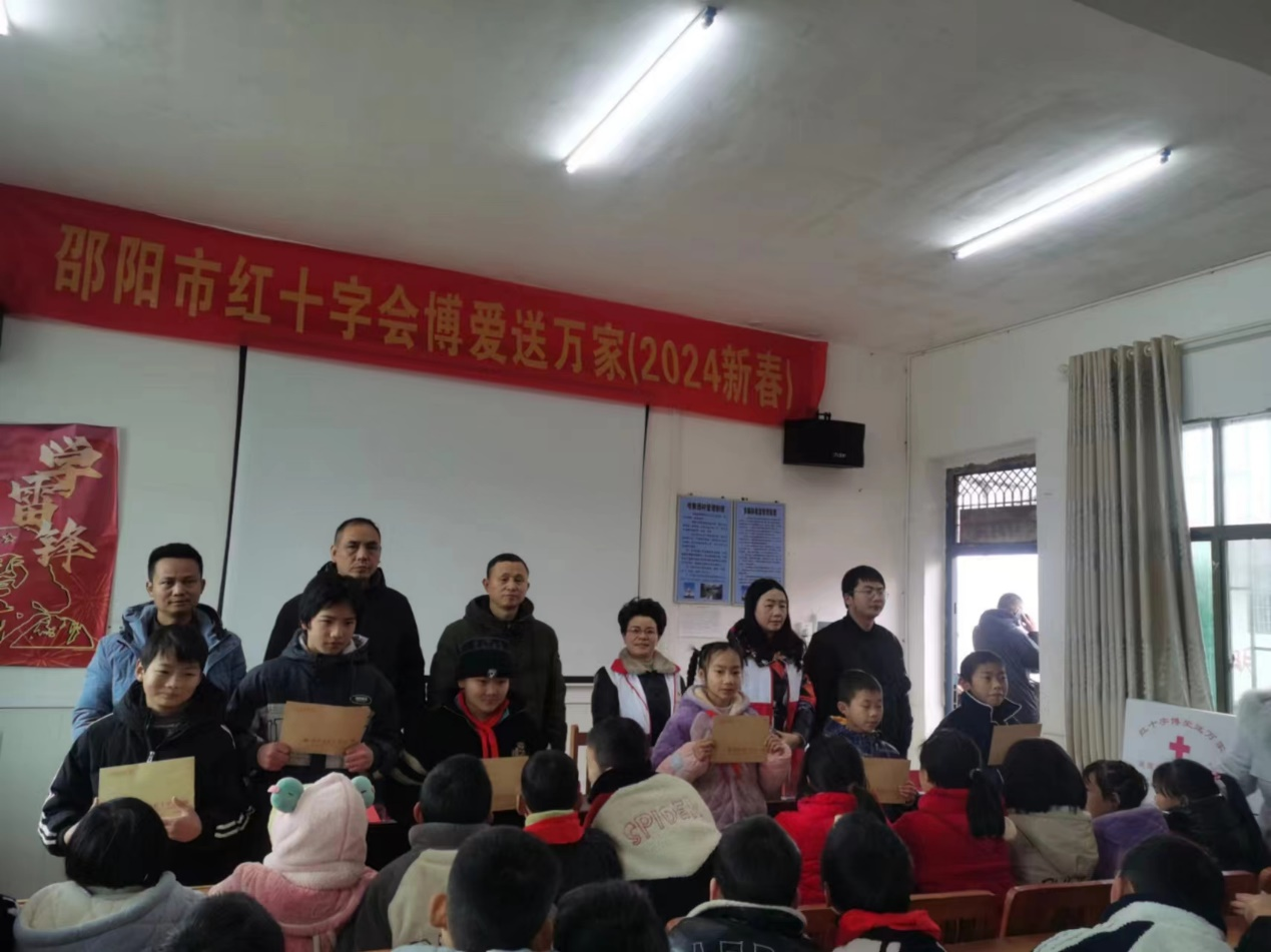 大爱无言，情暖校园