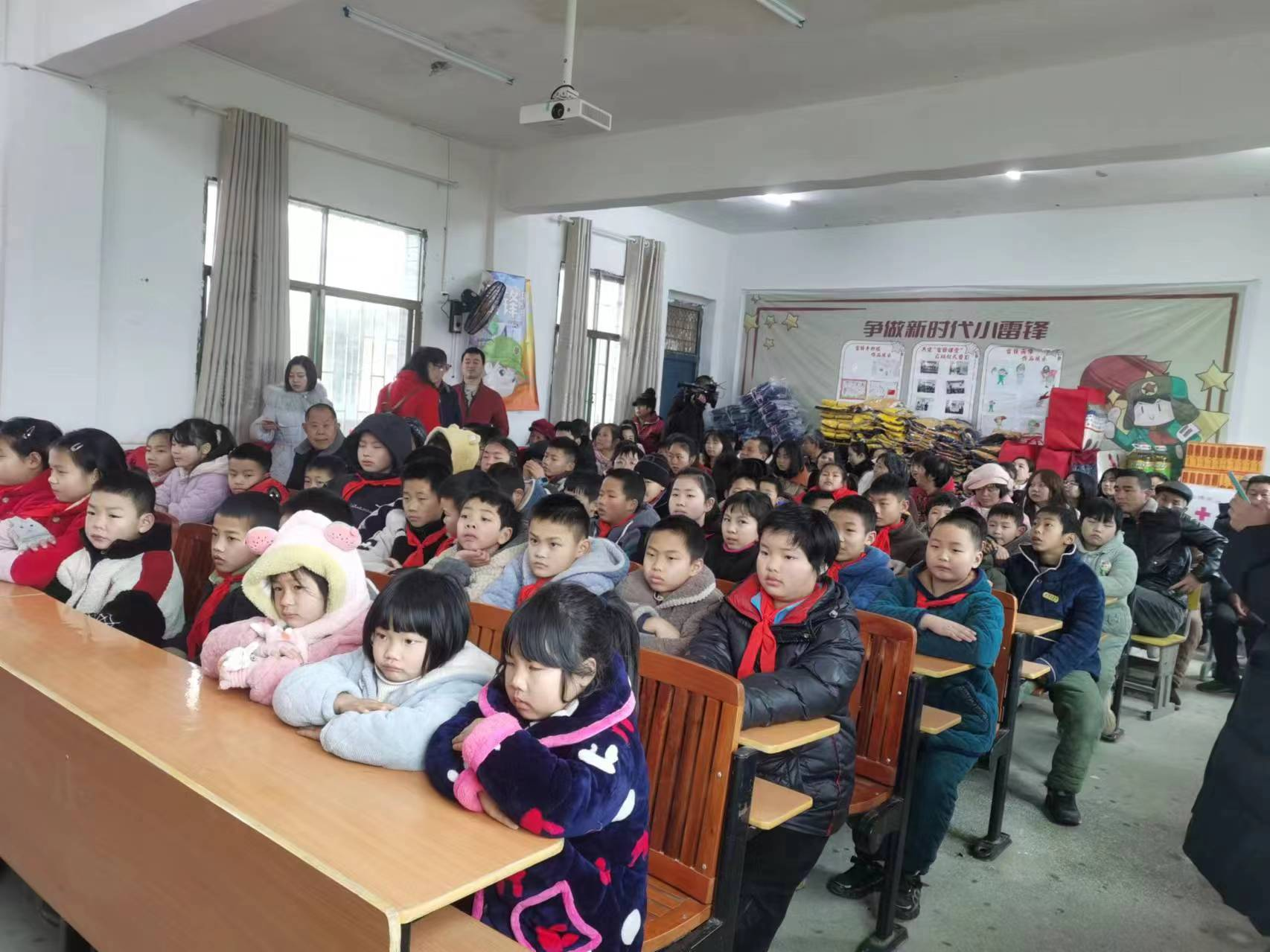 大爱无言，情暖校园