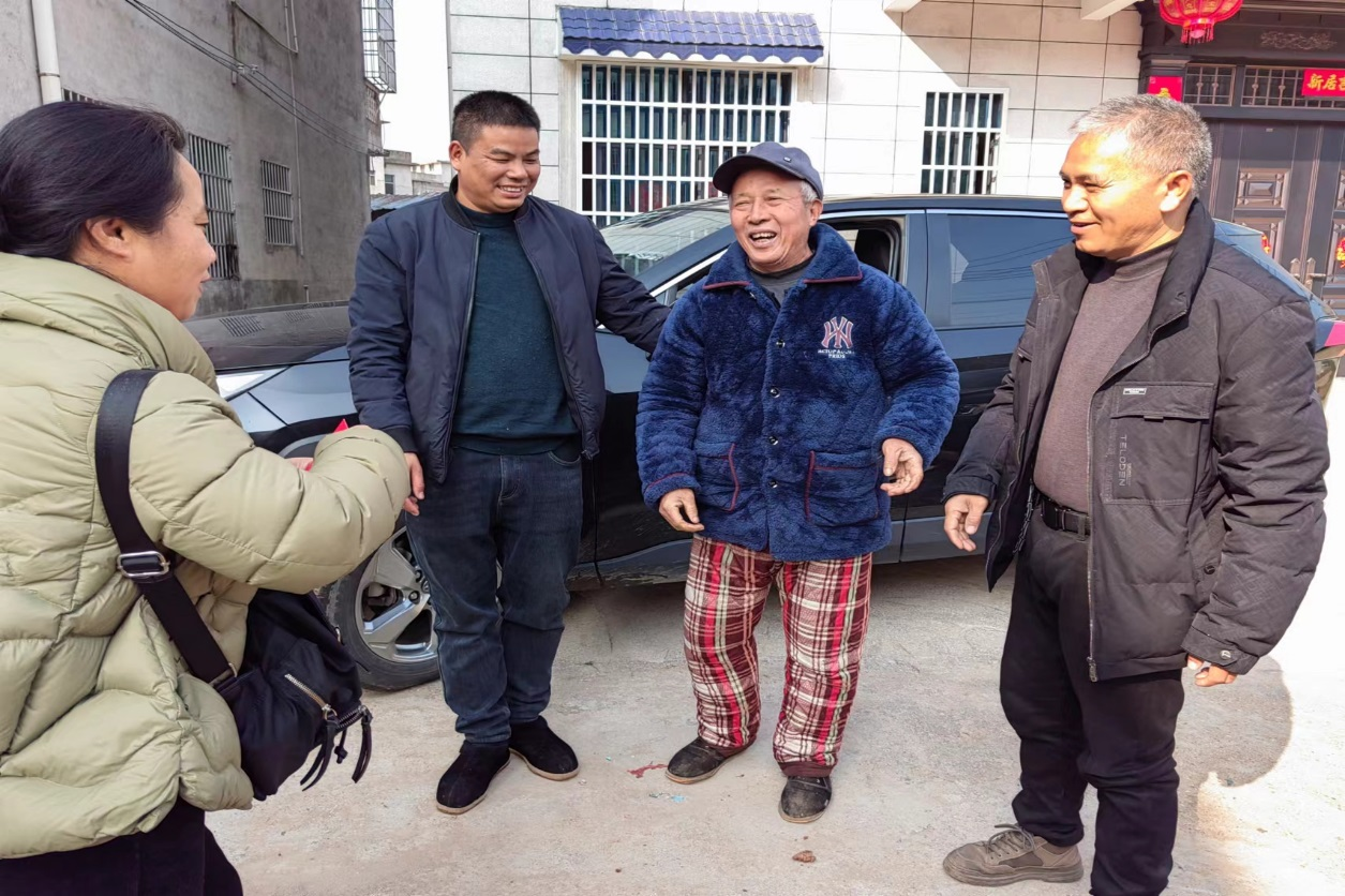 春节慰问老教师 真情关怀暖人心