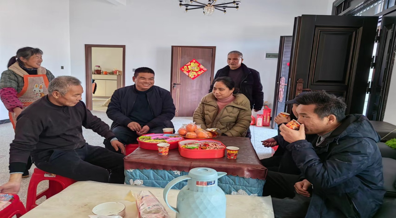 春节慰问老教师 真情关怀暖人心