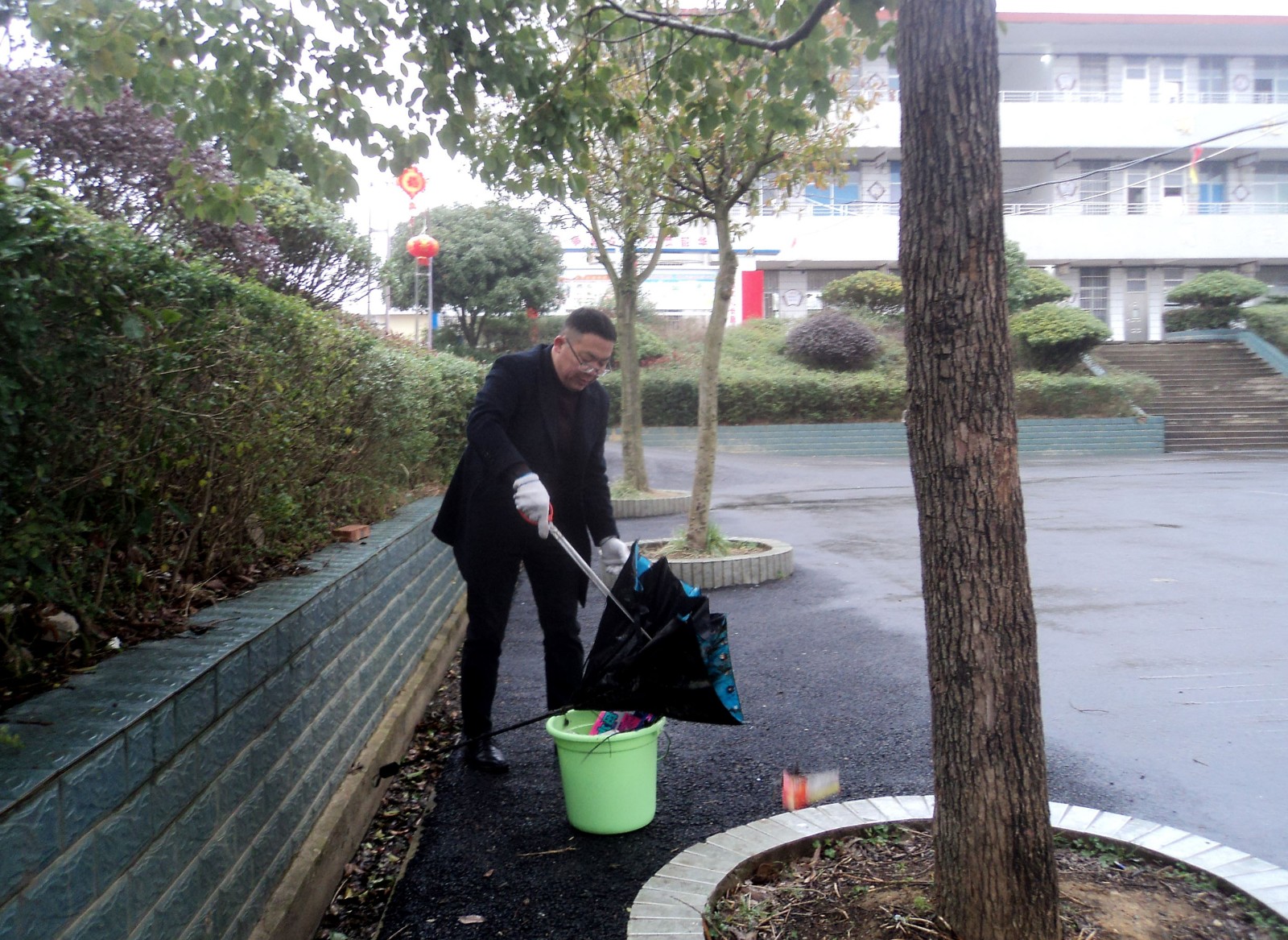 邵阳县下花桥镇中学教师破冰除污迎开学