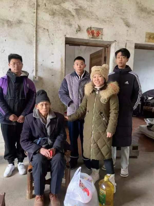 邵阳市二中学子牵手邵阳县梽中学子温情过元宵