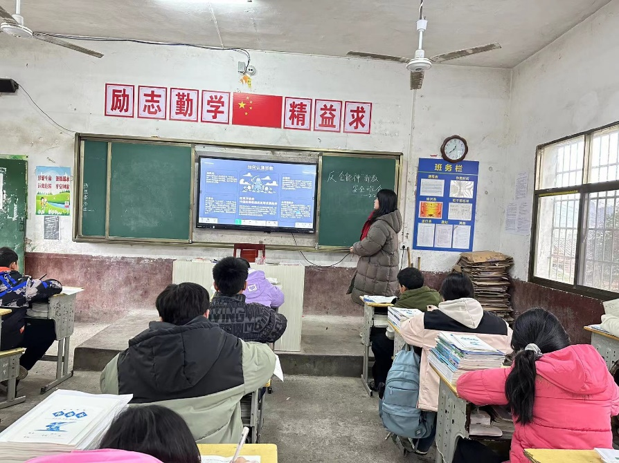 飞仙桥中学开学第一课:利剑护蕾,守护青春,筑牢防性侵与反邪教安全防线