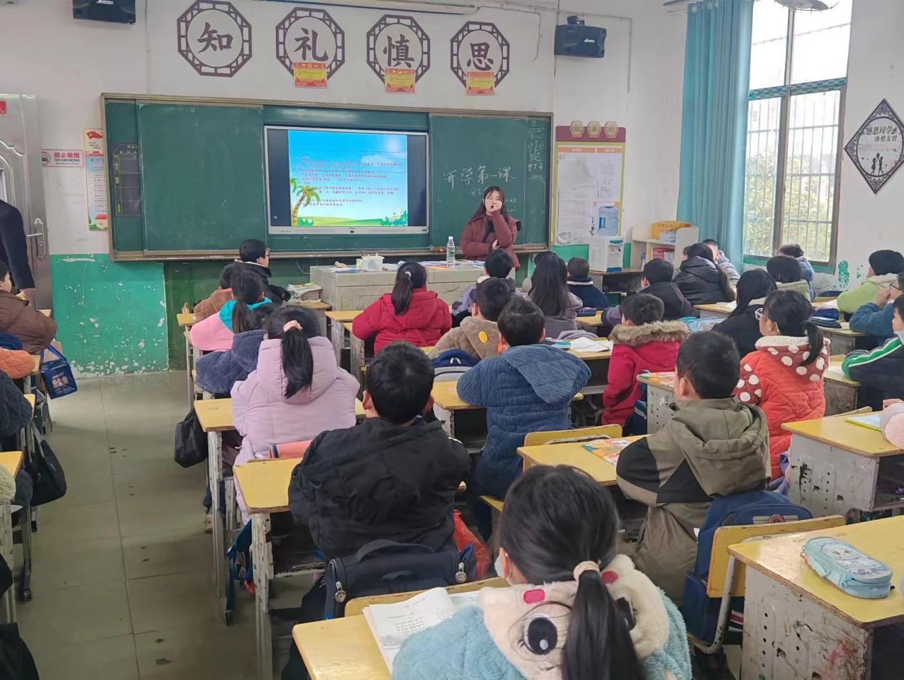 下花桥镇中心完全小学开学第一课安全教育专题活动“安全记心间，平安伴我行”