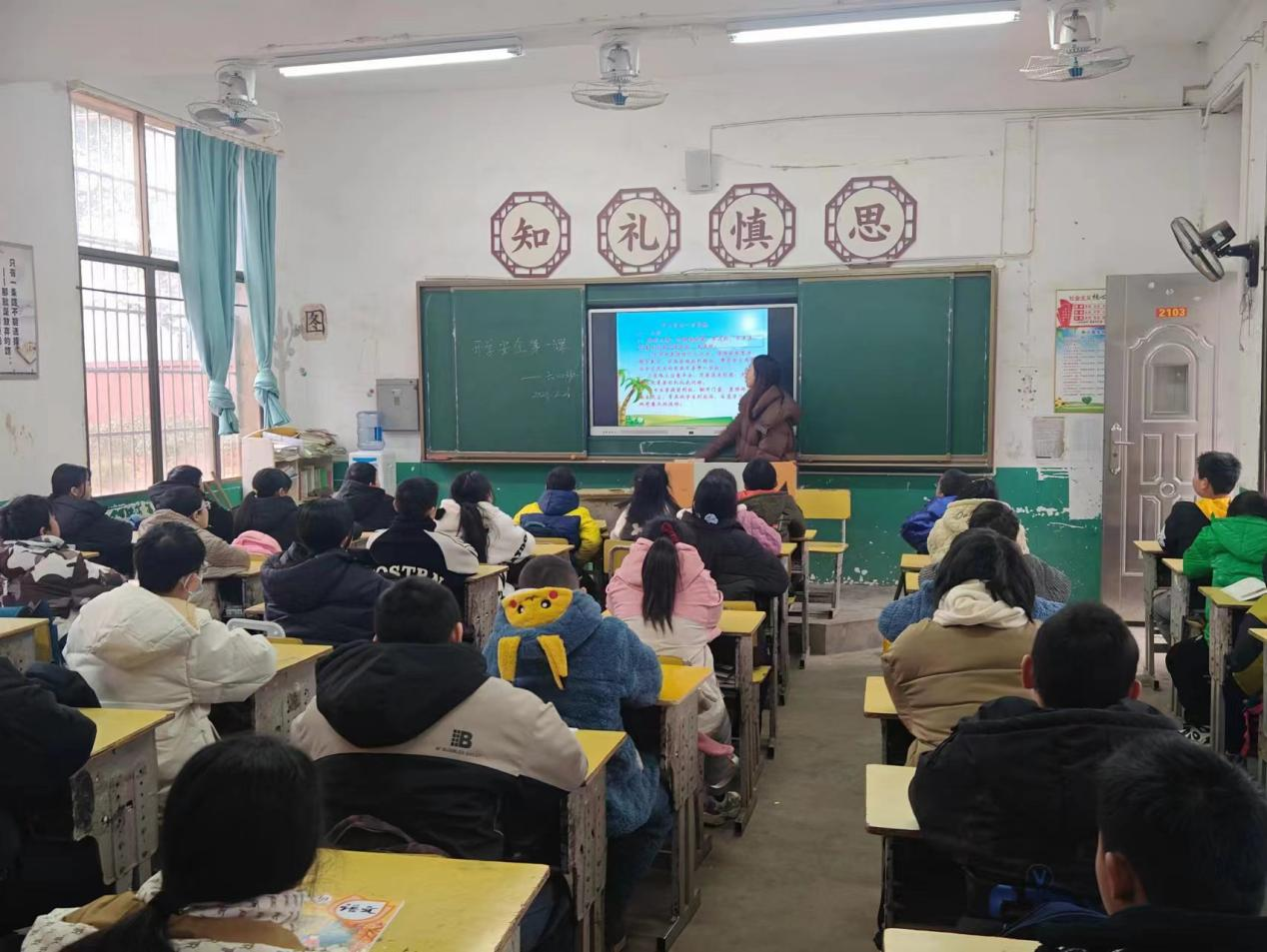 下花桥镇中心完全小学开学第一课安全教育专题活动“安全记心间，平安伴我行”