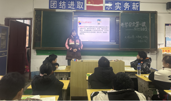 开学第一课:防性侵害 护青苗成长