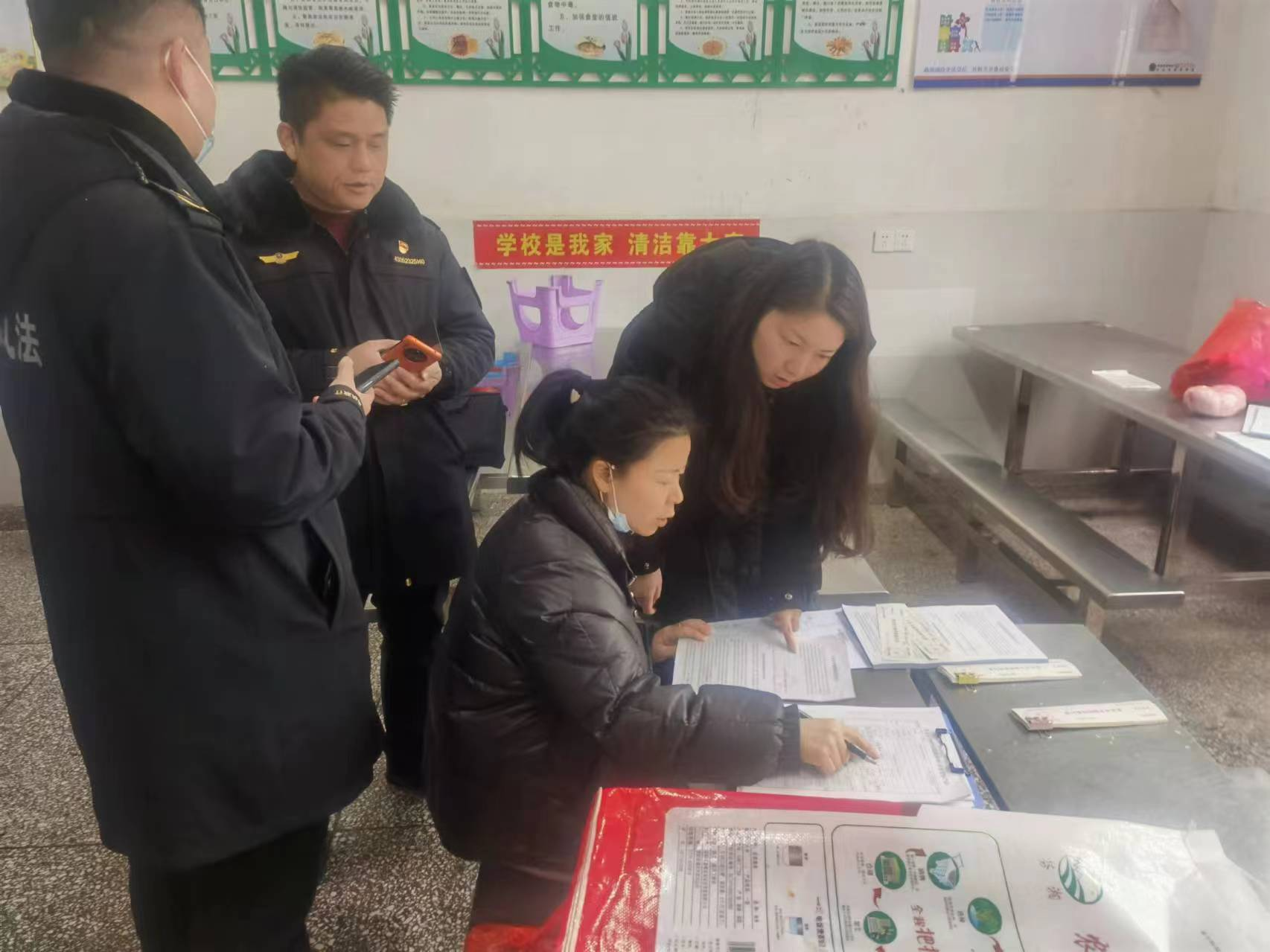 开学严把食品安全关