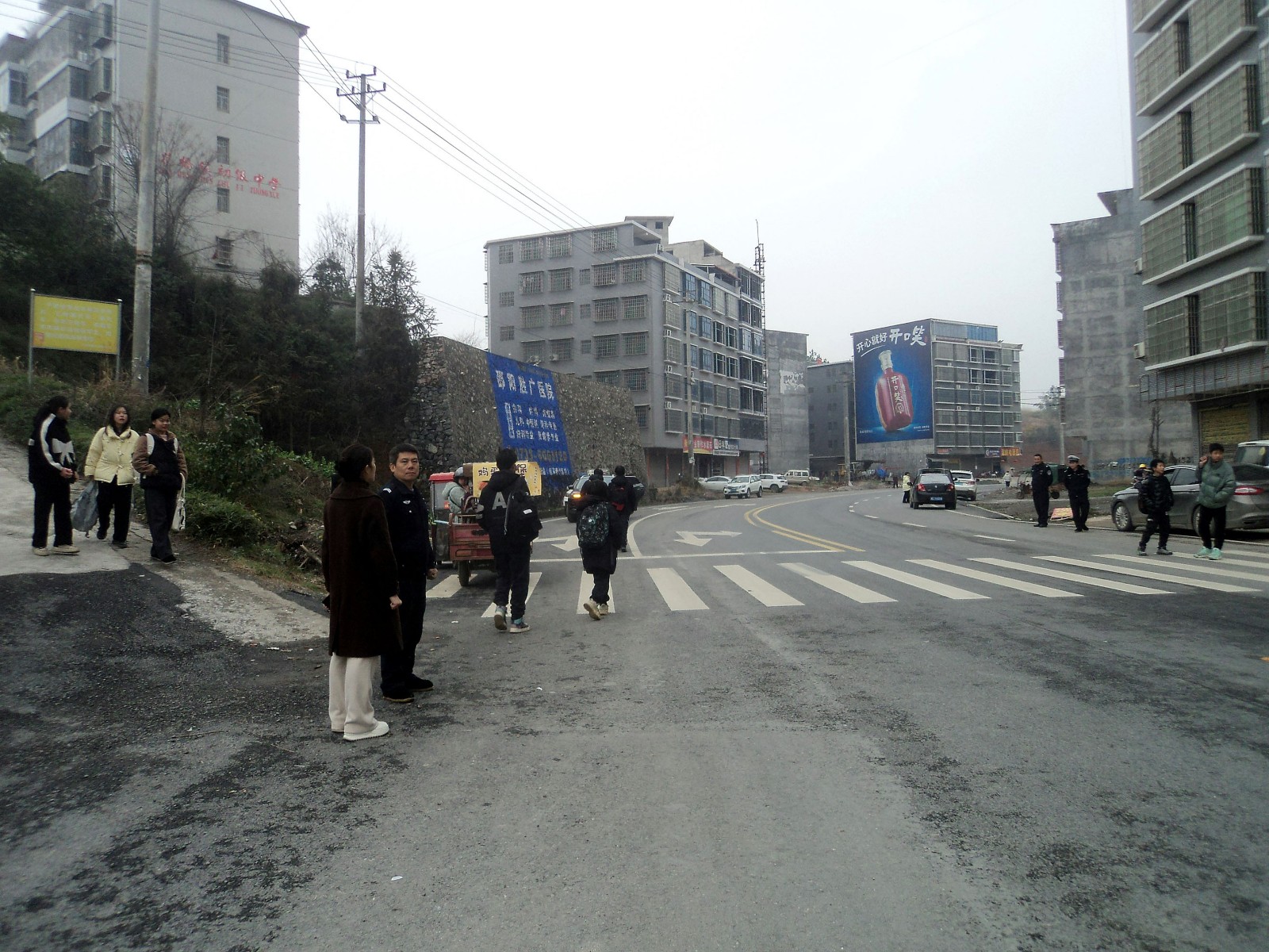 警校联手共同“站岗”学生通行交通交叉要道