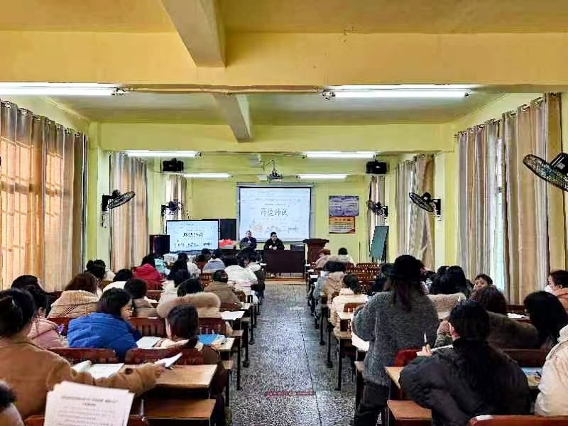 塘田市镇中心完全小学开展校本研修