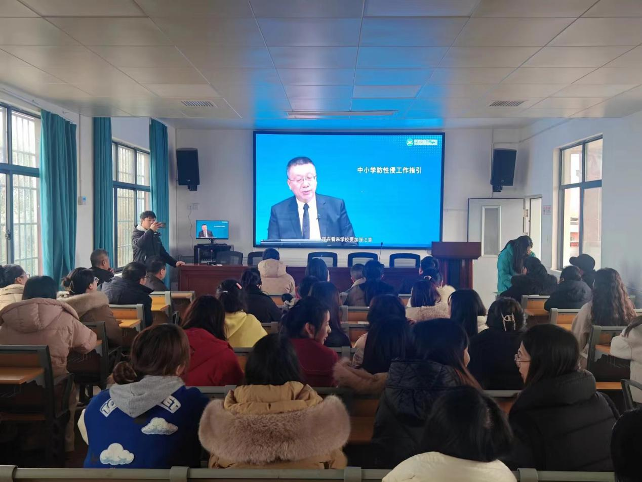 教职工观看“利剑护蕾 雷霆行动”防性侵警示片培训