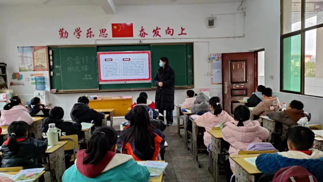 学雷锋，做先锋