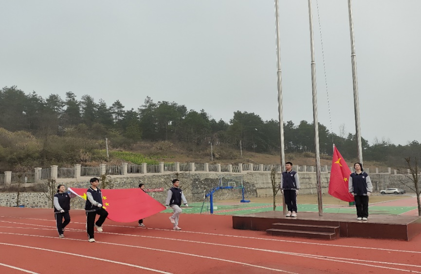 龙首昂扬志千里，龙腾瑞气启新程