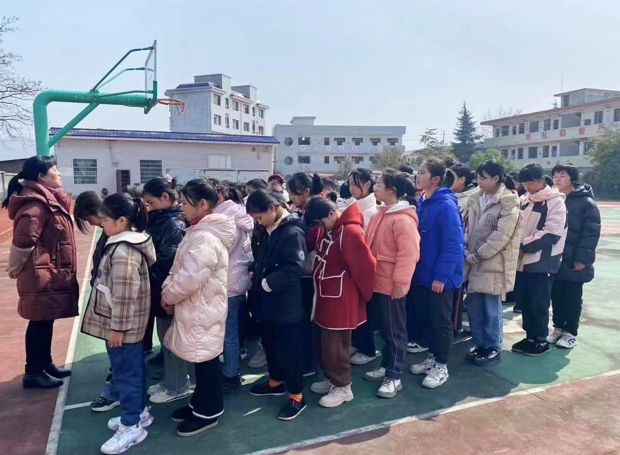 万塘乡白马田中心小学 召开毕业班学生动员会