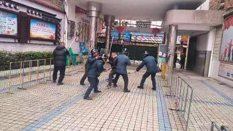 武冈市红星小学举行反恐防暴安全演练