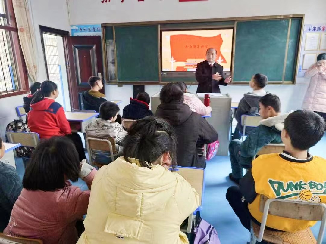 法制宣传进校园 安全伴我一路行