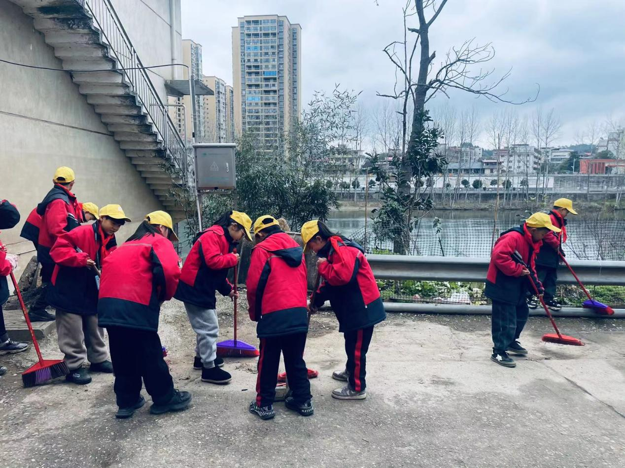 “弘扬雷锋精神  彰显道德力量”