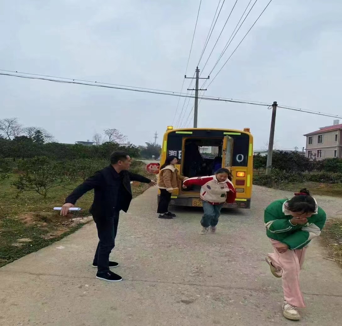 万塘乡白马田中心小学 开展校车消防安全演练