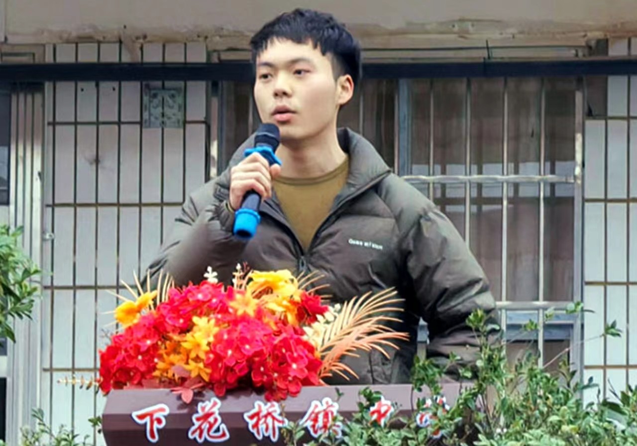 下花桥镇中学：“龙”年新学期法制进校园