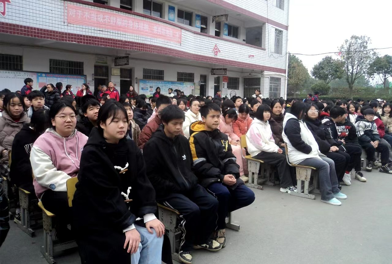 下花桥镇中学：“龙”年新学期法制进校园