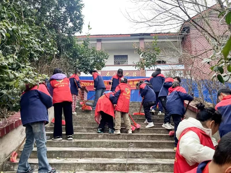 北塔小学开展学雷锋志愿者服务活动