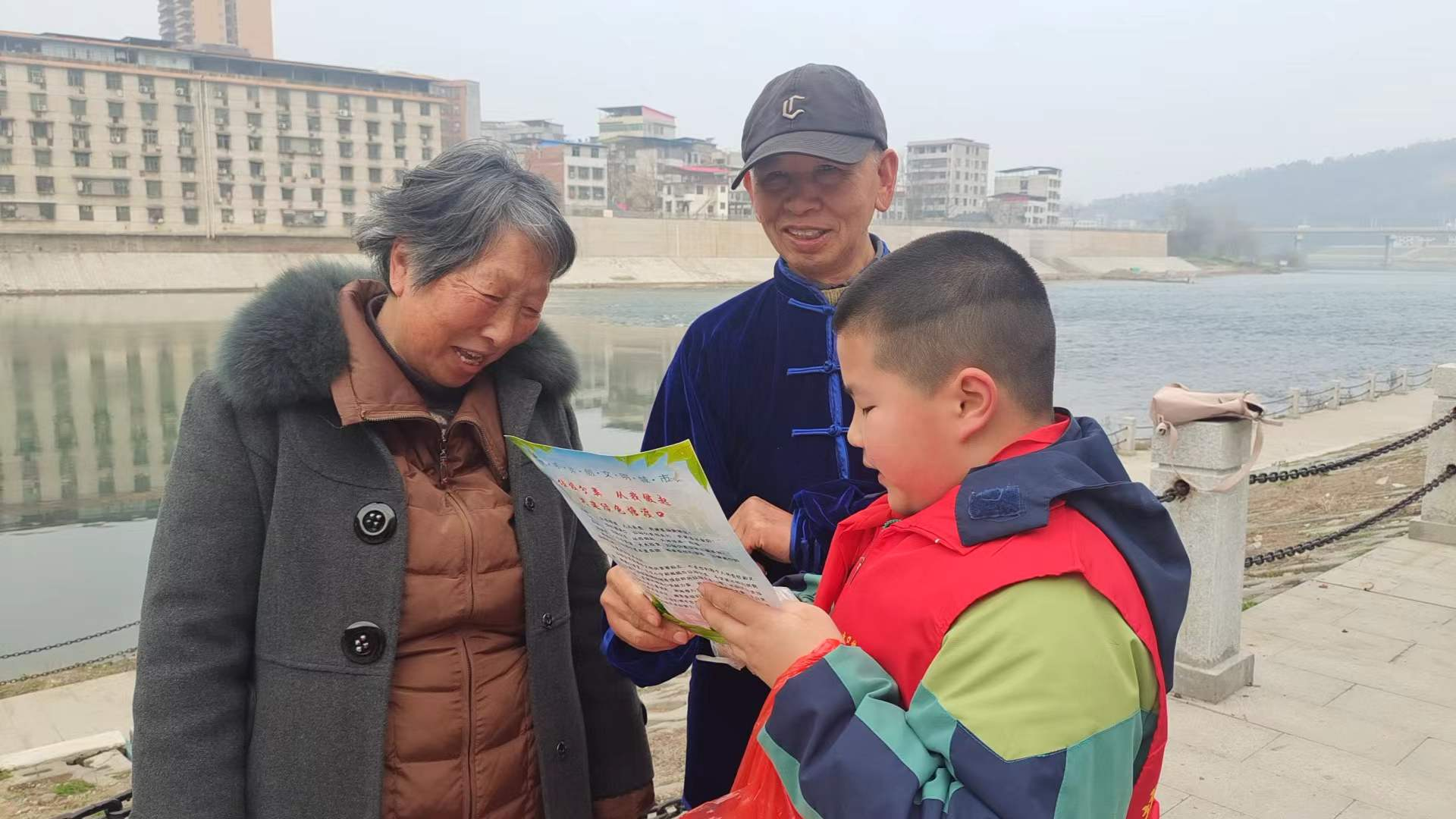 小手拉大手，践行雷锋精神