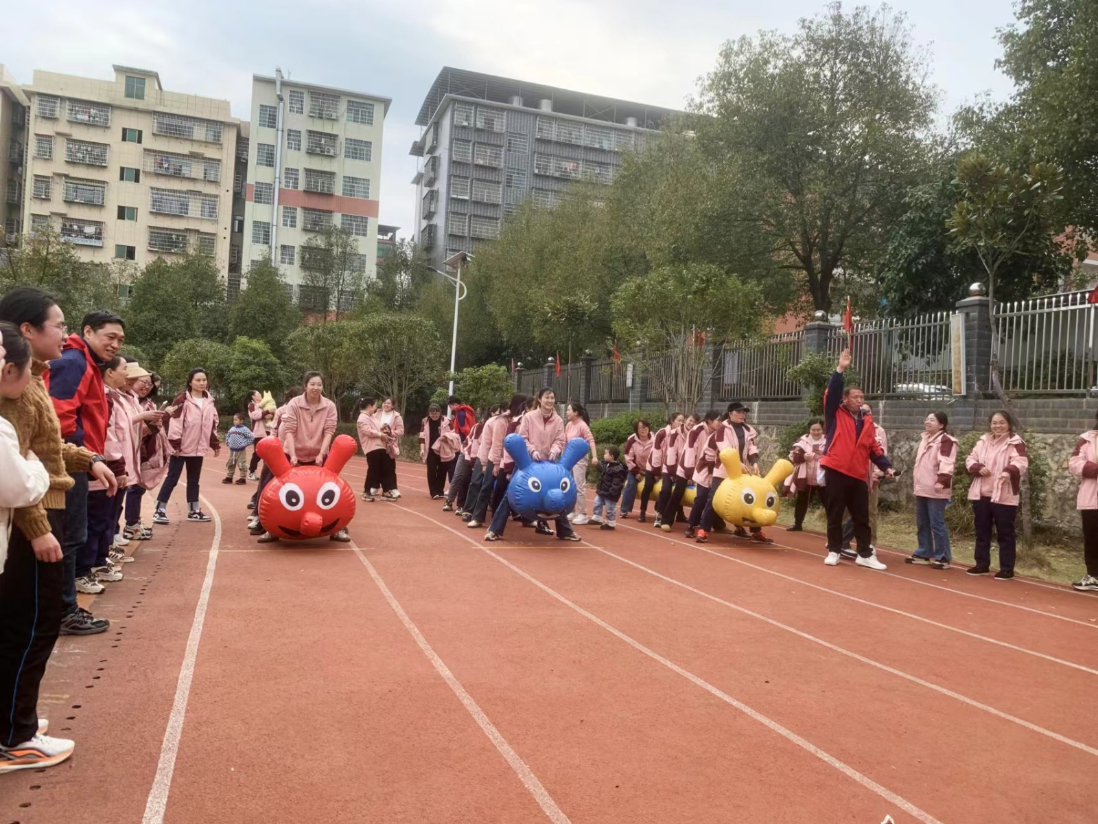 焦家垅小学开展庆“三八”活动