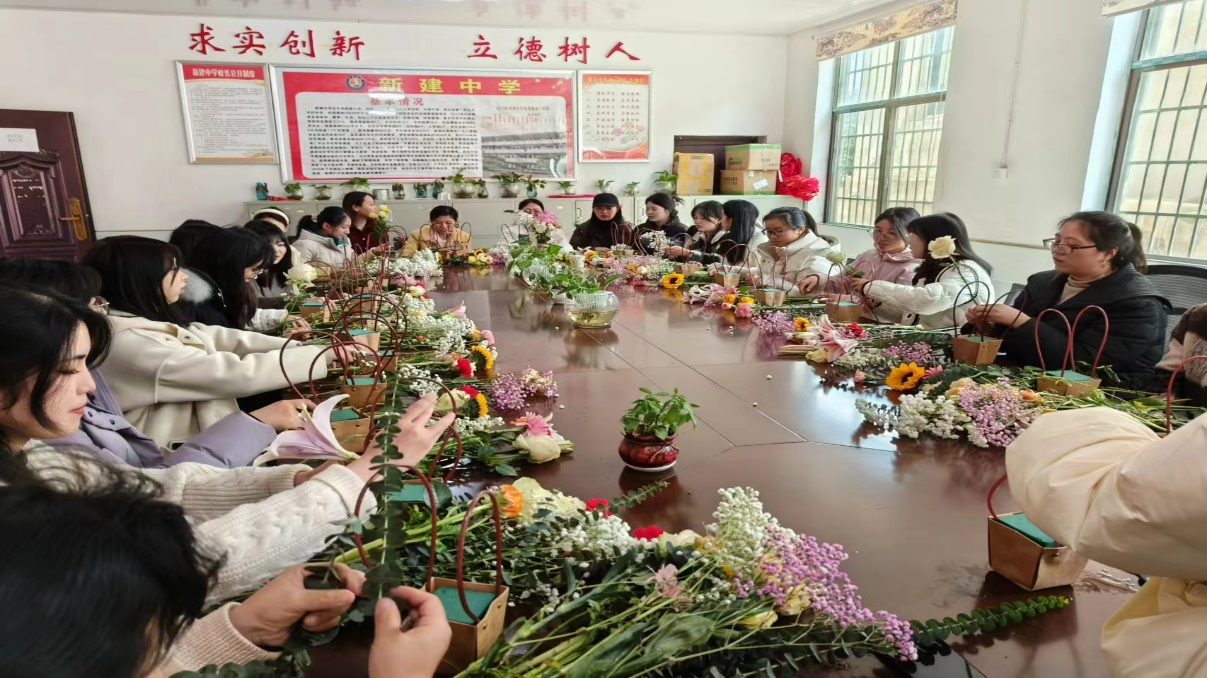 独立如春，自在芳华