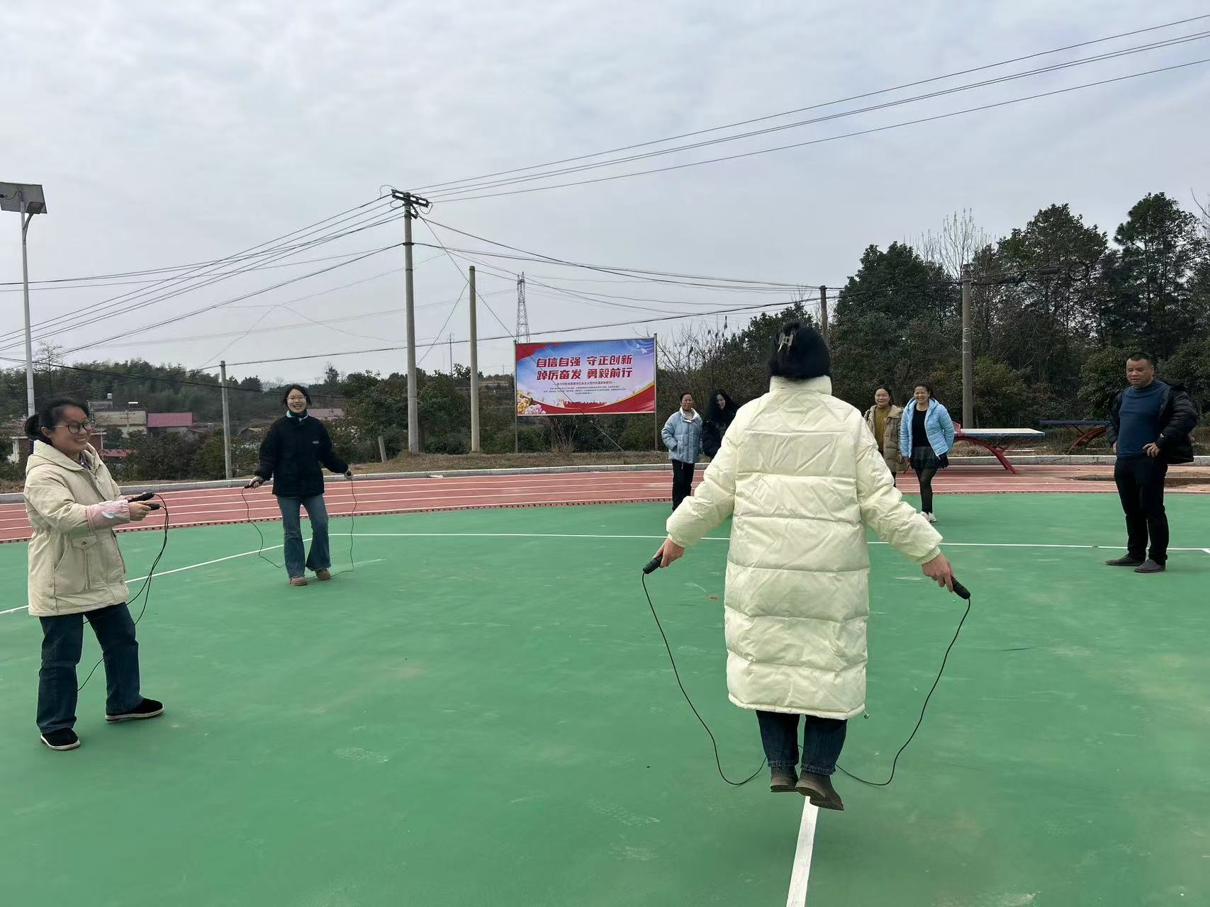 “热辣悦己，绽放在野”三八节跳绳比赛