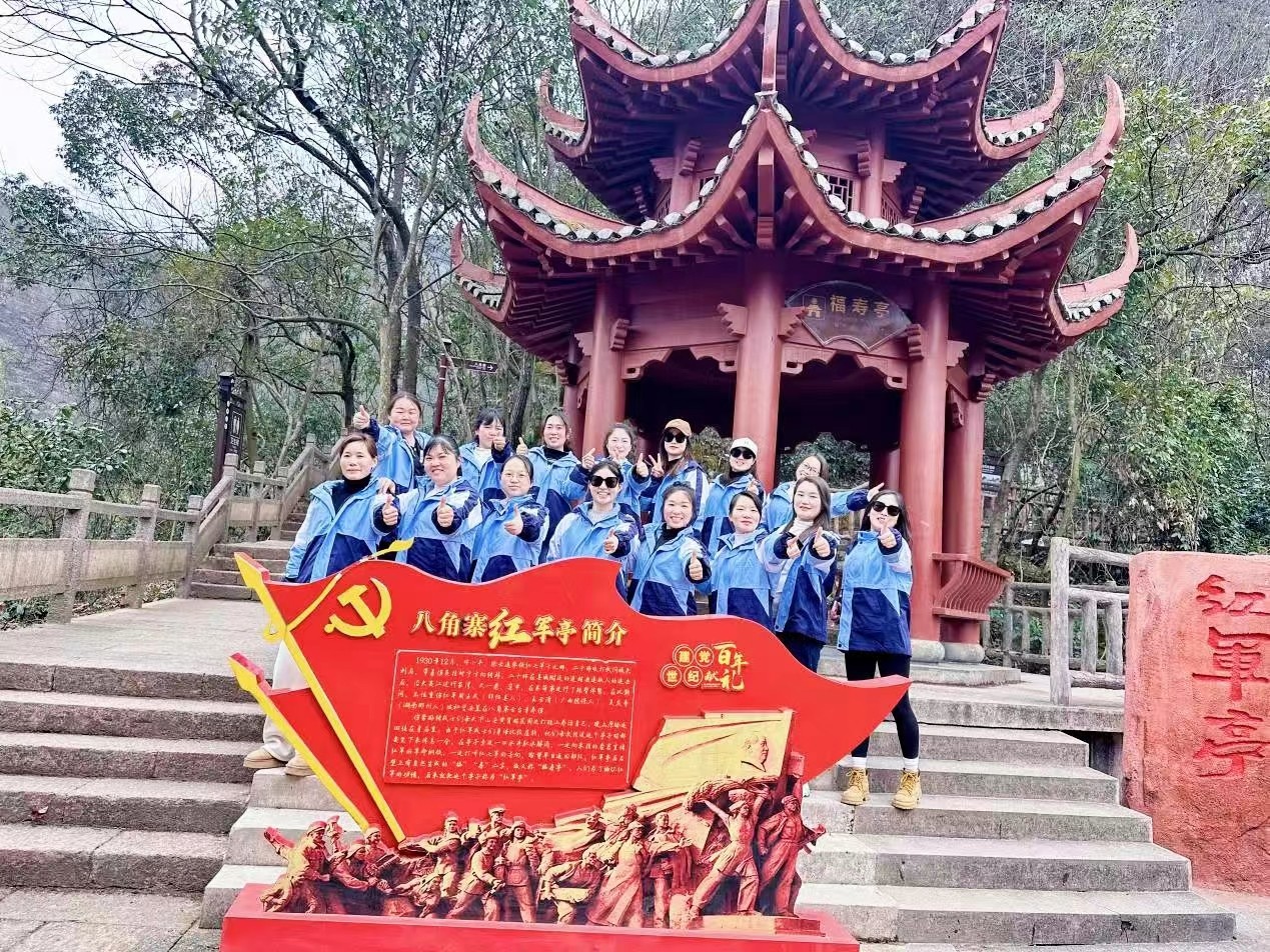 “登山踏青 放飞心情”