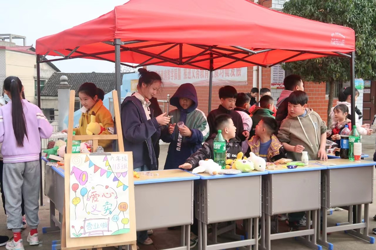 民族团结一家亲 雷锋义卖暖人心