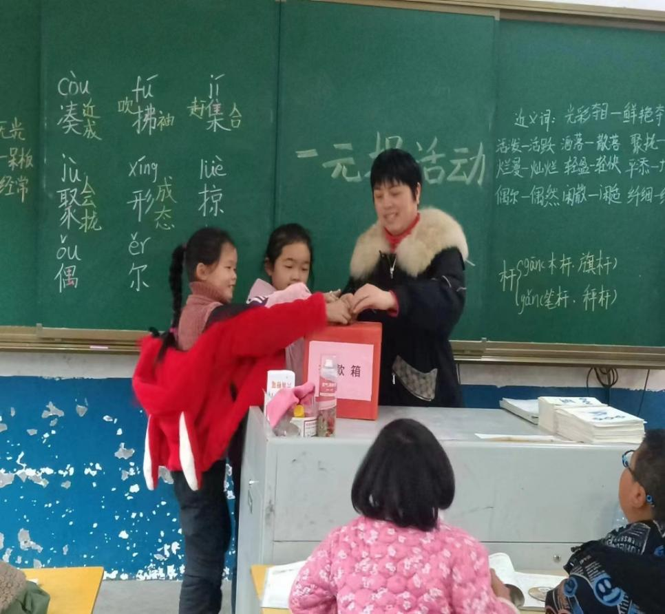 万塘乡中心小学少先队举行一元捐