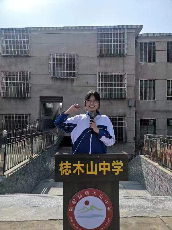 热辣滚烫 擂响冲刺战鼓 拼搏百日 铸就飞驰人生