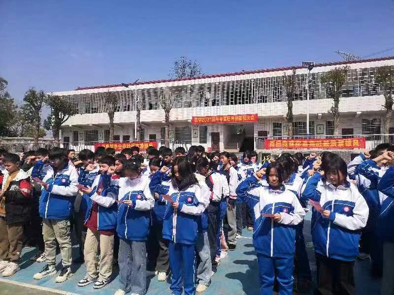 热辣滚烫 擂响冲刺战鼓 拼搏百日 铸就飞驰人生