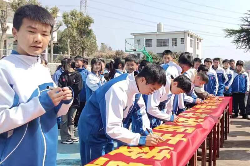 热辣滚烫 擂响冲刺战鼓 拼搏百日 铸就飞驰人生